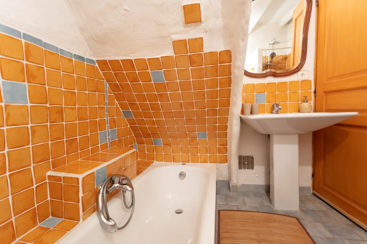 chambre orange salle de bain