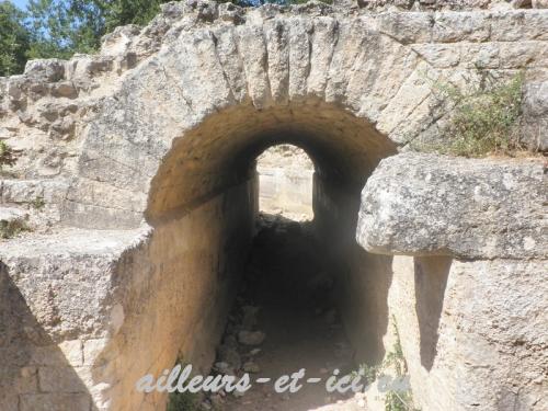 Ailleurs et Uz�s : L'aqueduc
