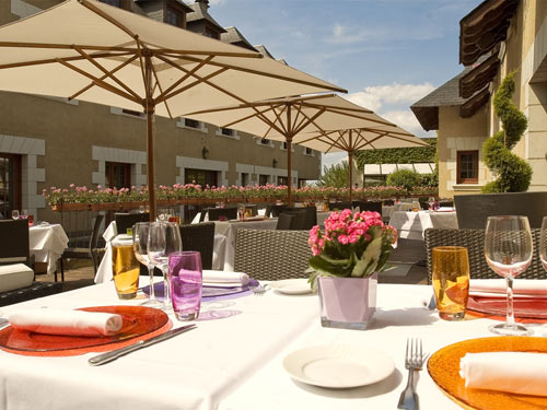 Restaurant Le Plantagen�t (Hostellerie La Croix Blanche) : Terasse du restaurant gastronomique