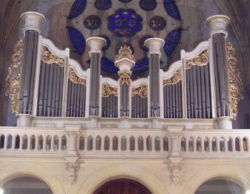 Un orgue � tuyaux dans l'�glise de RIANS dans le Var.
