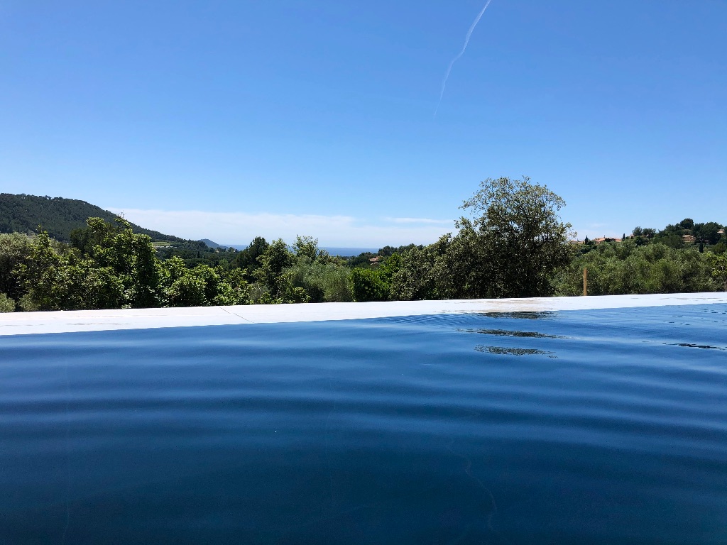 vue de la villa, piscine à débordement vue mer et jardin