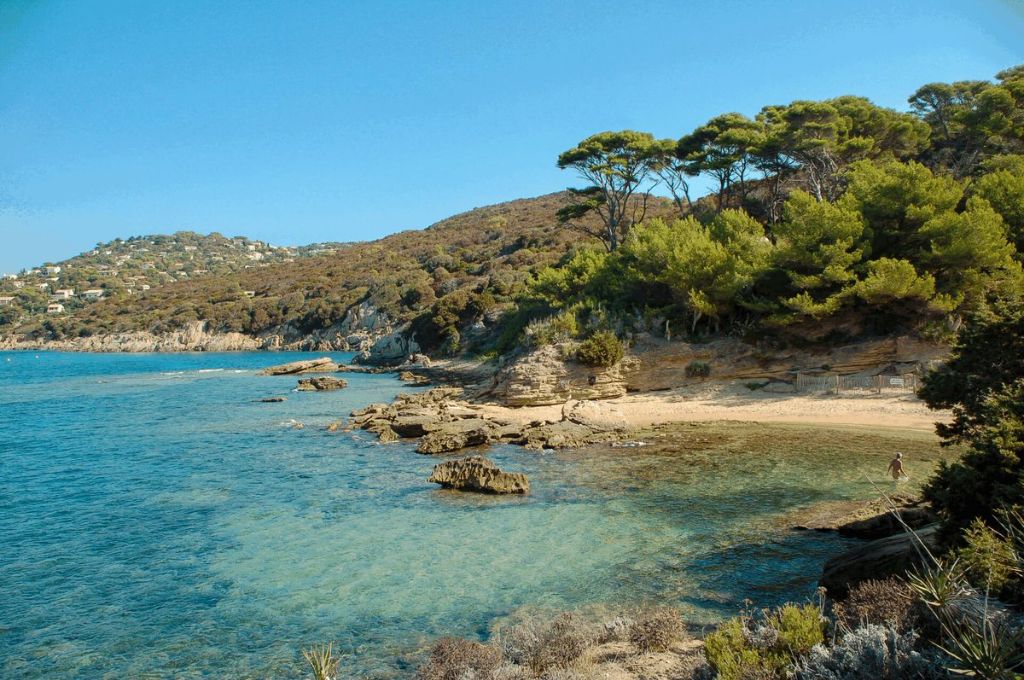 Plage des Grottes sur l'Ile du Levant