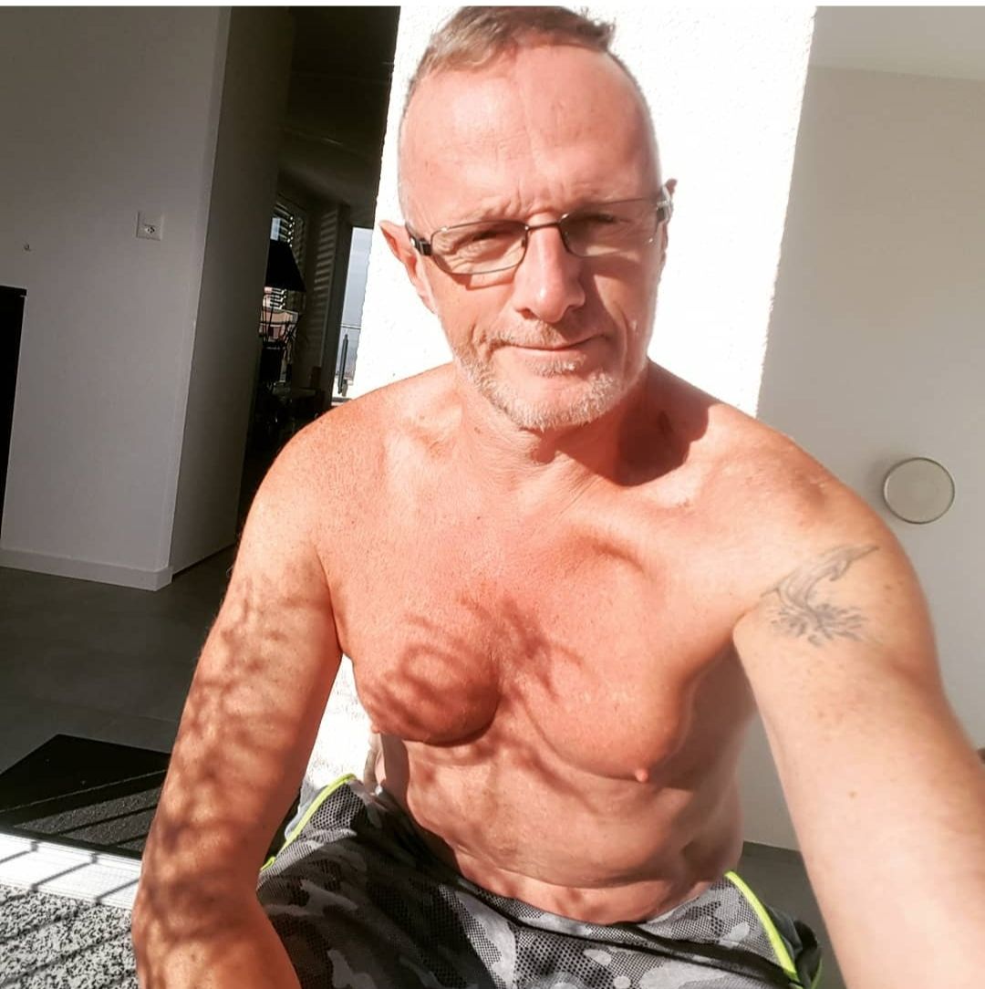 Massage naturiste pour hommes /Câlinothérapie /A votre domicile suisse romande Massage naturiste pour hommes /Câlinothérapie /A votre domicile suisse romande