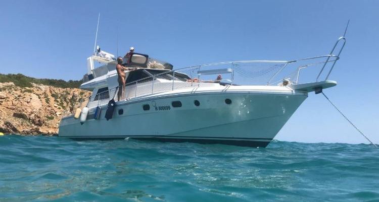 Funny daily cruise on a yacht in Sitges