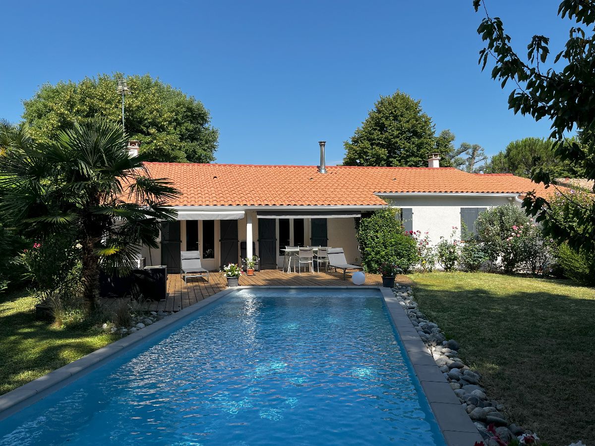 Clothing optional Guestroom near Toulouse with swimming pool