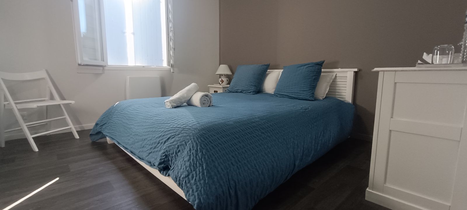 Clothing optional guest rooms near Saintes