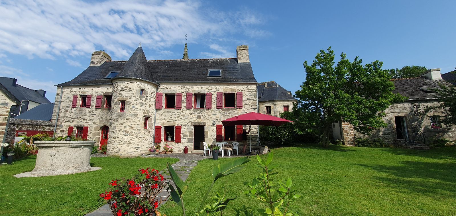 Bed and breakfast and cottage in authentic Breton manor. Bed and breakfast and cottage in authentic Breton manor.