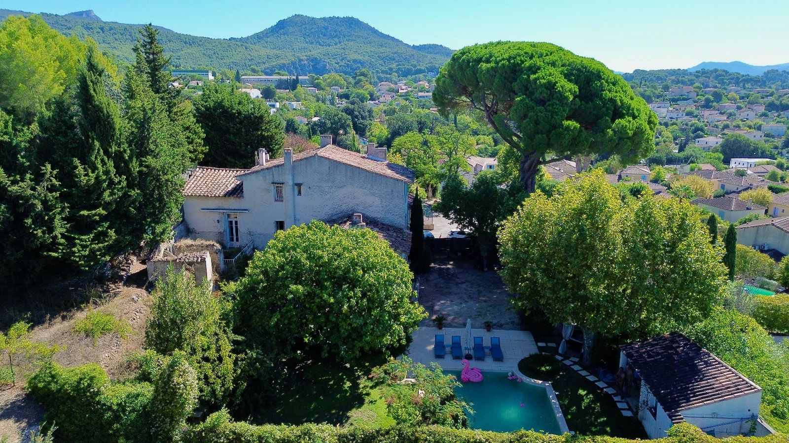 Le Pin Parasol, gay naturist guesthouse in Marseille