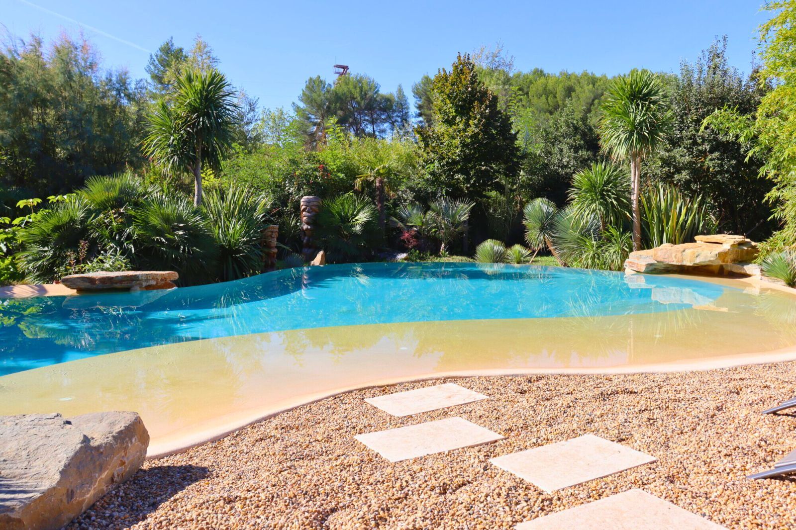 Piscine, spa, brunch et soirée conviviale entre mecs au Tiki Palm Beach Piscine, spa, brunch et soirée conviviale entre mecs au Tiki Palm Beach