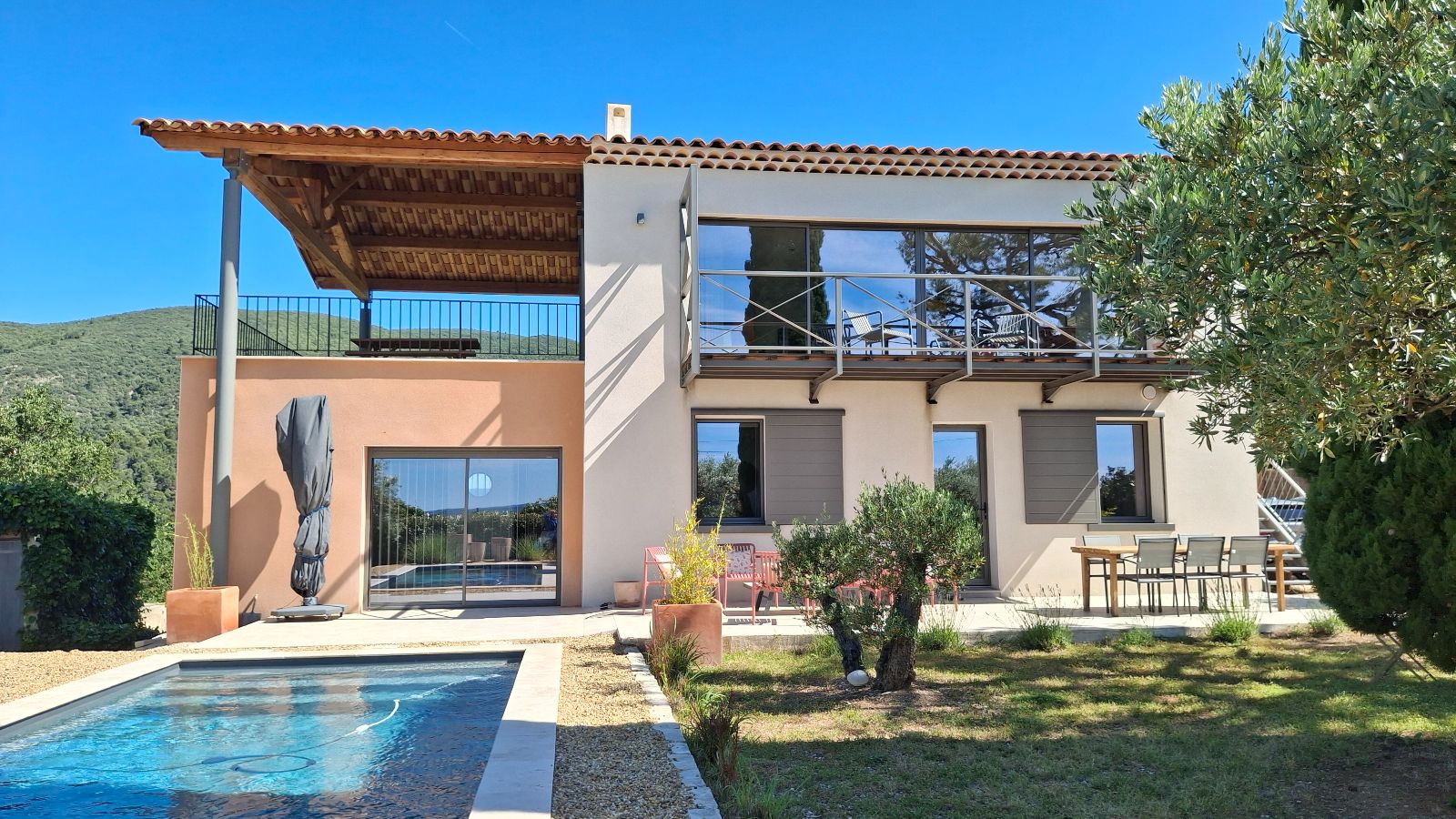 Prachtige hedendaagse villa met panoramisch 360°-uitzicht op Vaugines Prachtige hedendaagse villa met panoramisch 360°-uitzicht op Vaugines