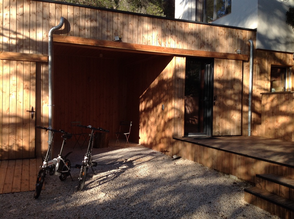 Sous la Maison le studio de 17 m2 tout équipé ,sa terrasse et les vélos électriques mis à disposition ( voir conditions)