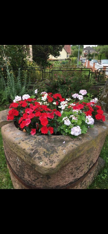 Puits vers 1700 en grès rose des Vosges Puits vers 1700 en grès rose des Vosges