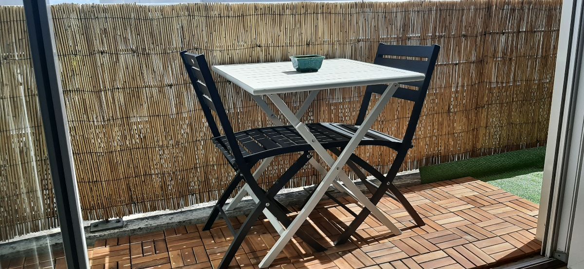La table sur le balcon La table sur le balcon