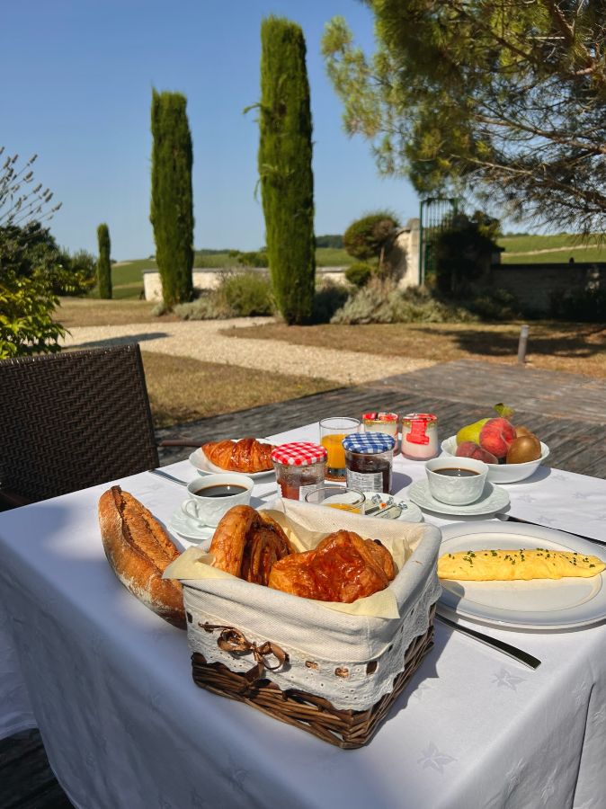 En été le petit-déjeuner, c'est dehors. En été le petit-déjeuner, c'est dehors.