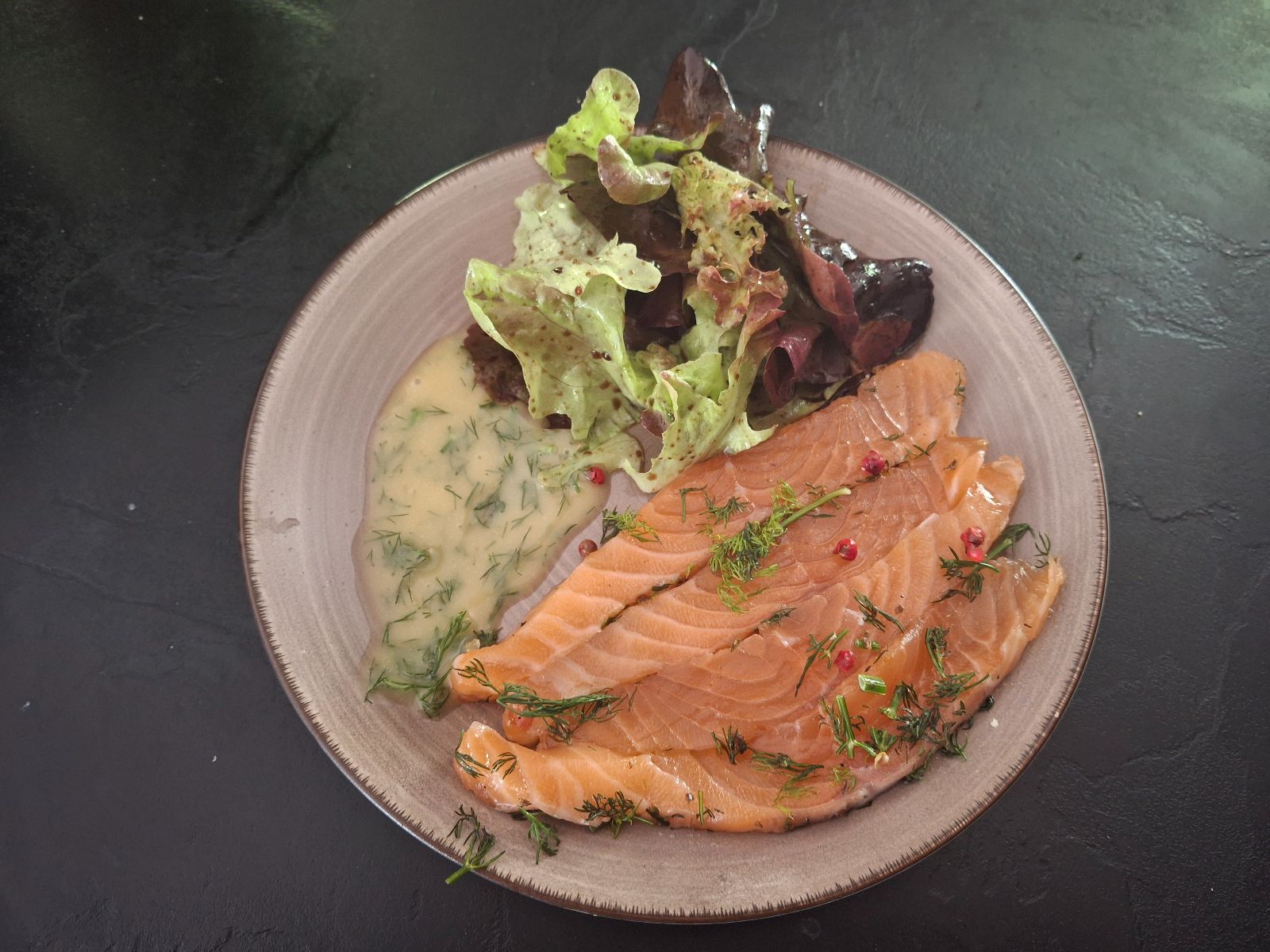 Saumon gravlax maison, sauce moutarde, miel et aneth Saumon gravlax maison, sauce moutarde, miel et aneth