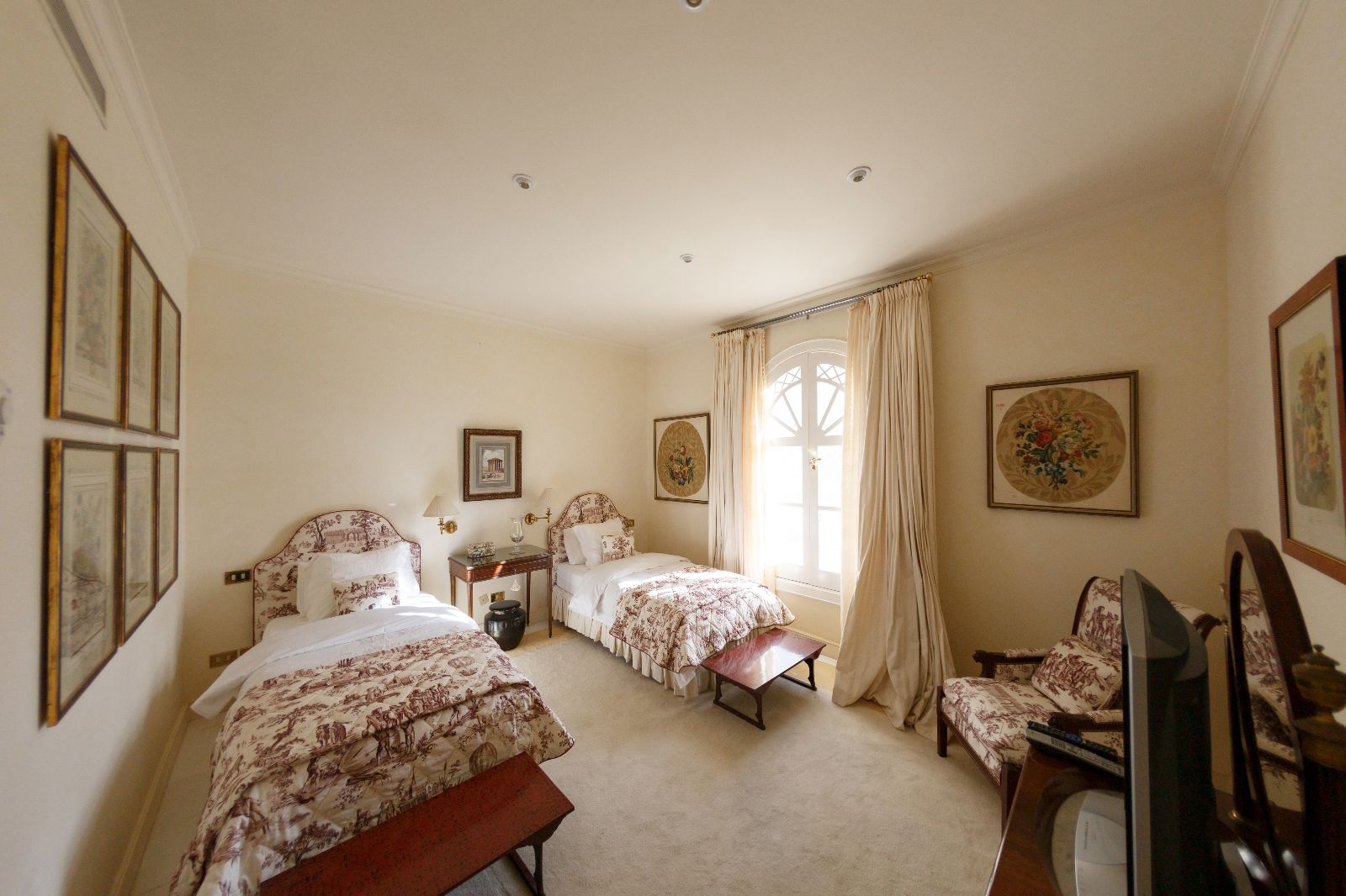 A Bright Twin Bed Bedroom A Bright Twin Bed Bedroom