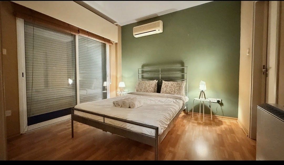 Chambre n° 2 (Verte) : lit double (140 cm) pour une personne. Chambre n° 2 (Verte) : lit double (140 cm) pour une personne.