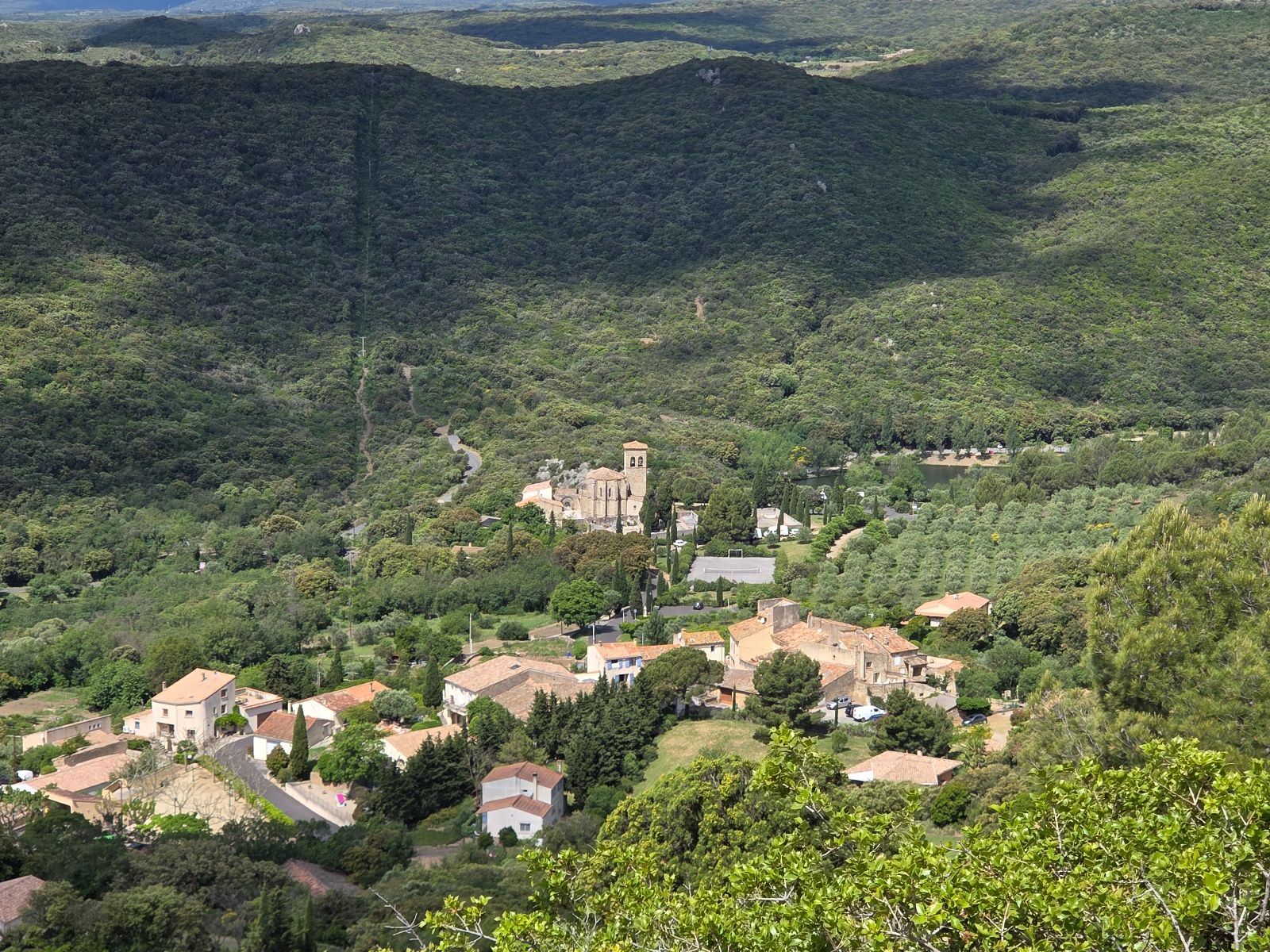 Vue du village de Vailhan Vue du village de Vailhan