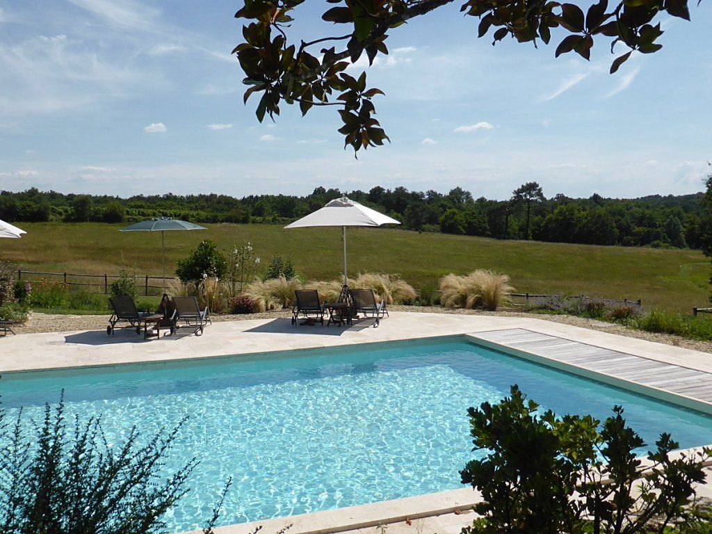 The pool facing the park and the countryside, without nuisance