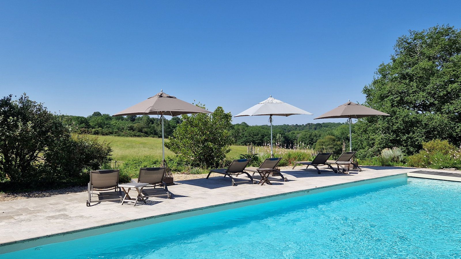 un espace piscine au calme sans vis-à-vis un espace piscine au calme sans vis-à-vis