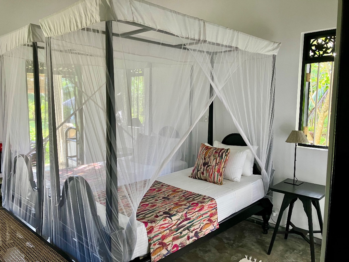 One bedroom villa with two single four poster beds