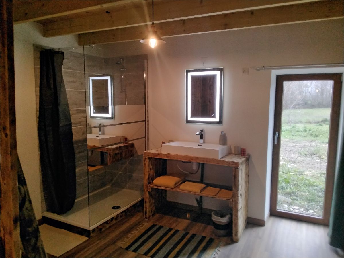 Salle de bain La Fenire avec douche