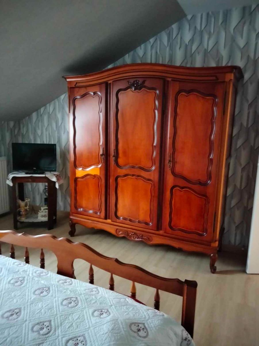 Armoire et TV chambre Valréas Armoire et TV chambre Valréas