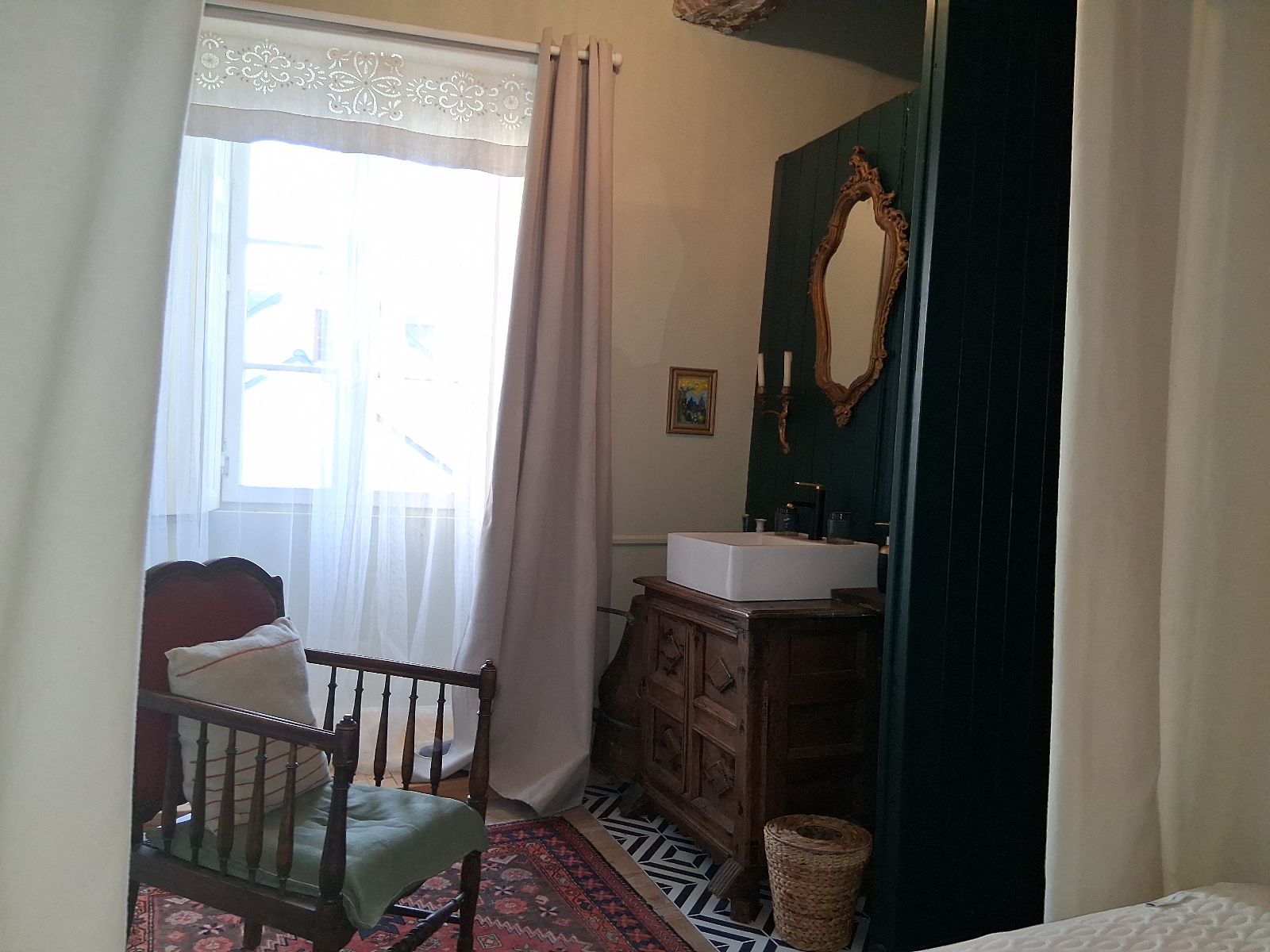 l'espace dans la chambre Verdure du lavabo 