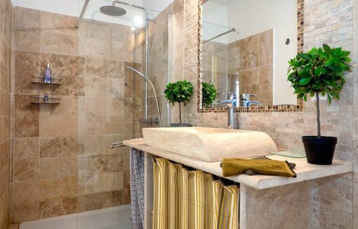 Salle de bains , wc chambre 2