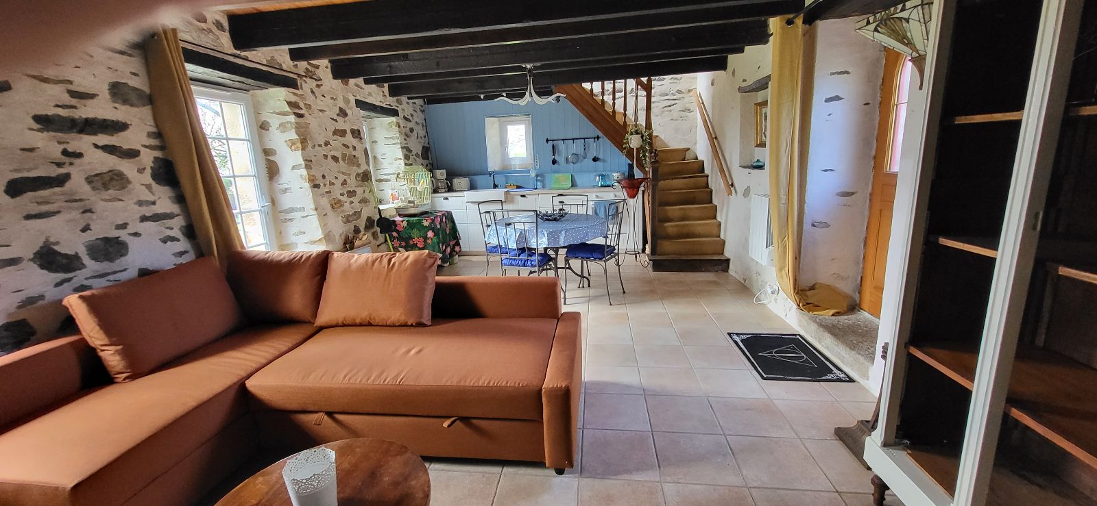 PENTY pour 4 personnes. salon cuisine PENTY pour 4 personnes. salon cuisine