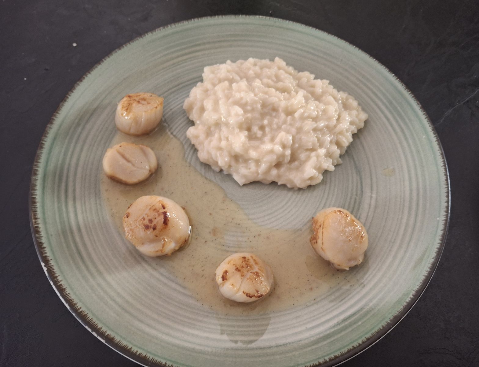 Noix de St-Jacques poêllées, risotto et beurre blanc à la vanille de Madagascar Noix de St-Jacques poêllées, risotto et beurre blanc à la vanille de Madagascar