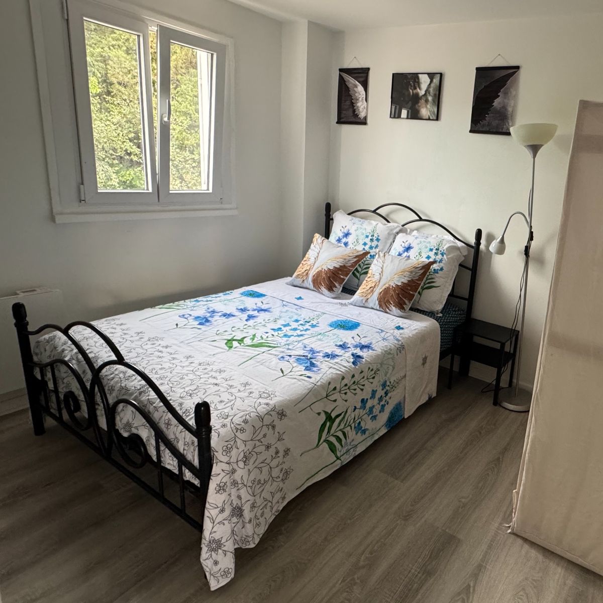 Chambre 1 avec salle d'eau privative Chambre 1 avec salle d'eau privative