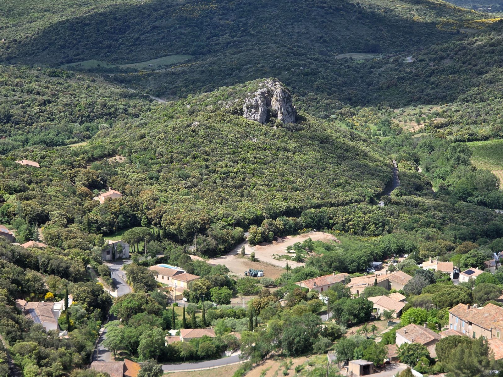 Vue de Vailhan depuis le rocher de la Vierge Vue de Vailhan depuis le rocher de la Vierge