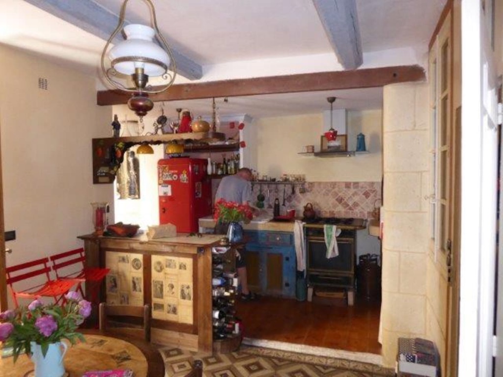 La cuisine qui s'ouvre sur le patio est accessible à tous La cuisine qui s'ouvre sur le patio est accessible à tous