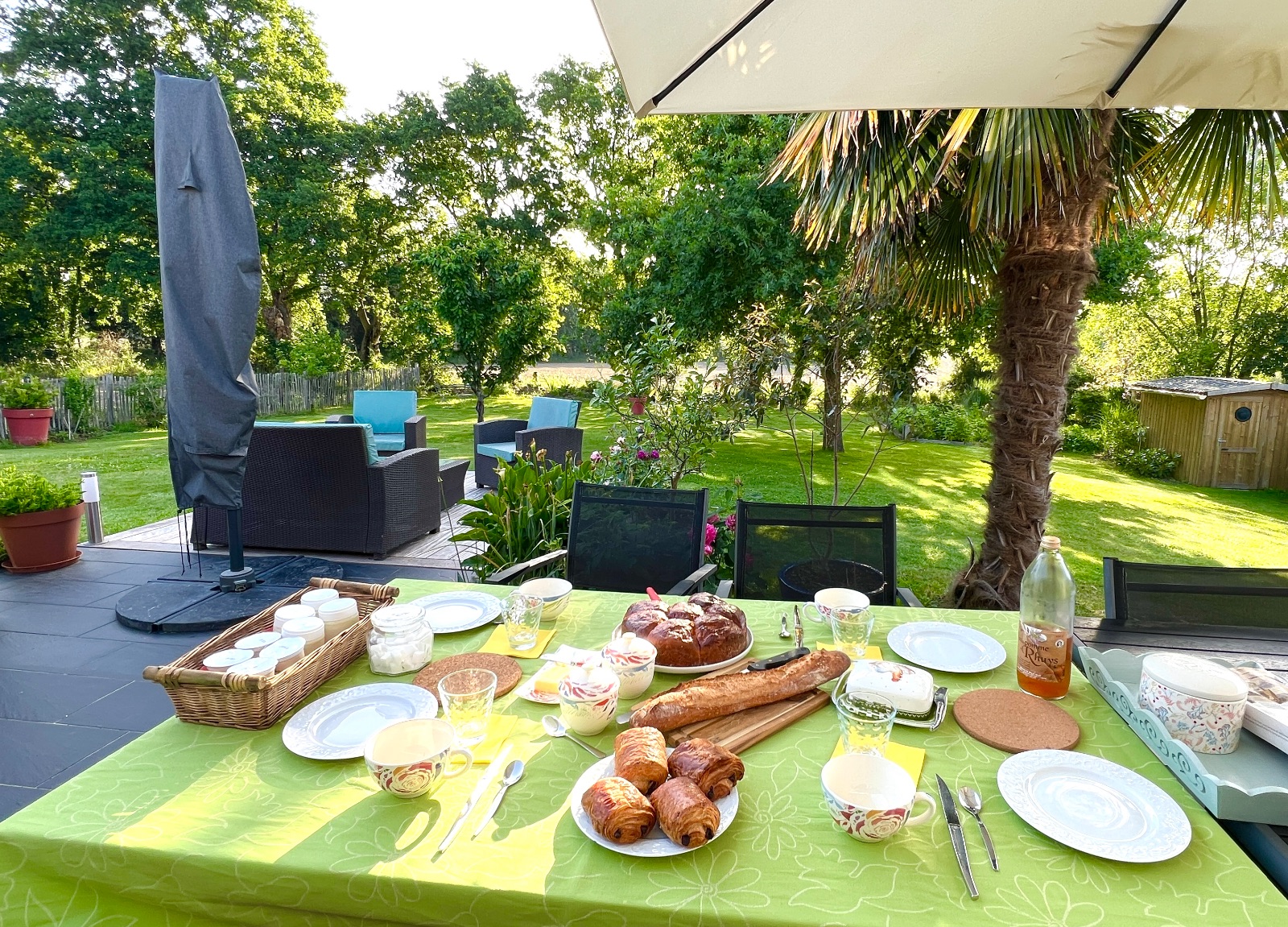 Petit déjeuner dans le jardin Petit déjeuner dans le jardin