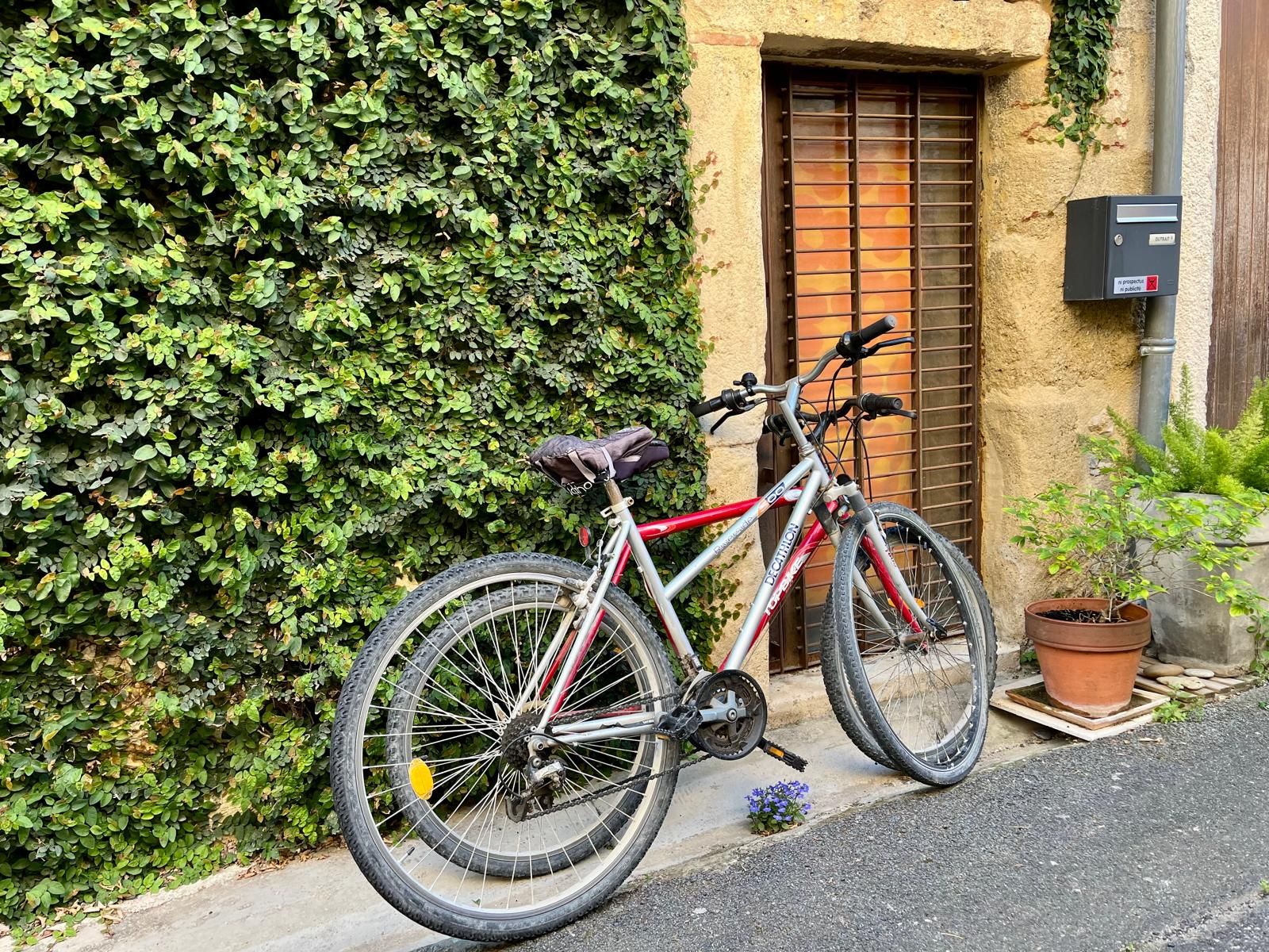 Deux vélos à disposition, pour aller à la plage (15 min) Deux vélos à disposition, pour aller à la plage (15 min)