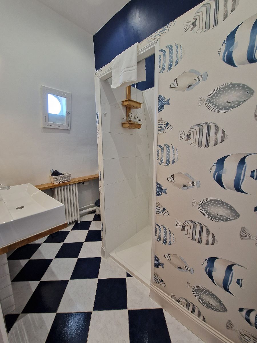 Décoration de la salle de bains de la chambre bleue Décoration de la salle de bains de la chambre bleue