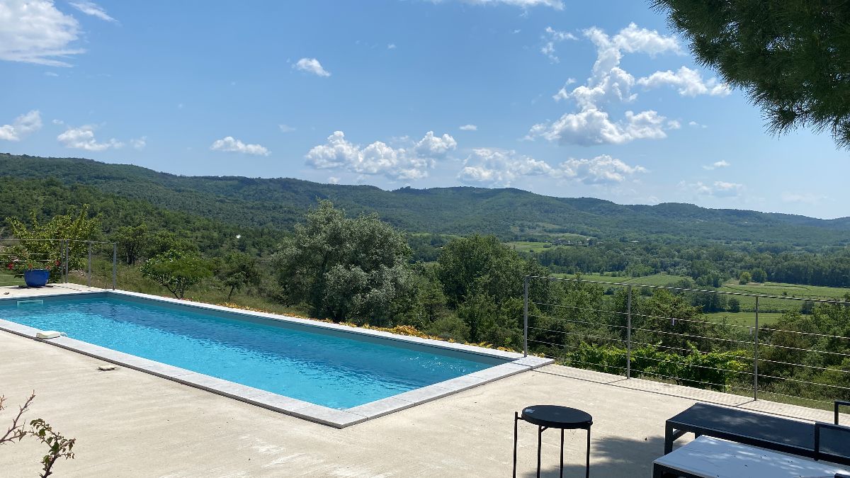 Piscine avec vue sur garrigue