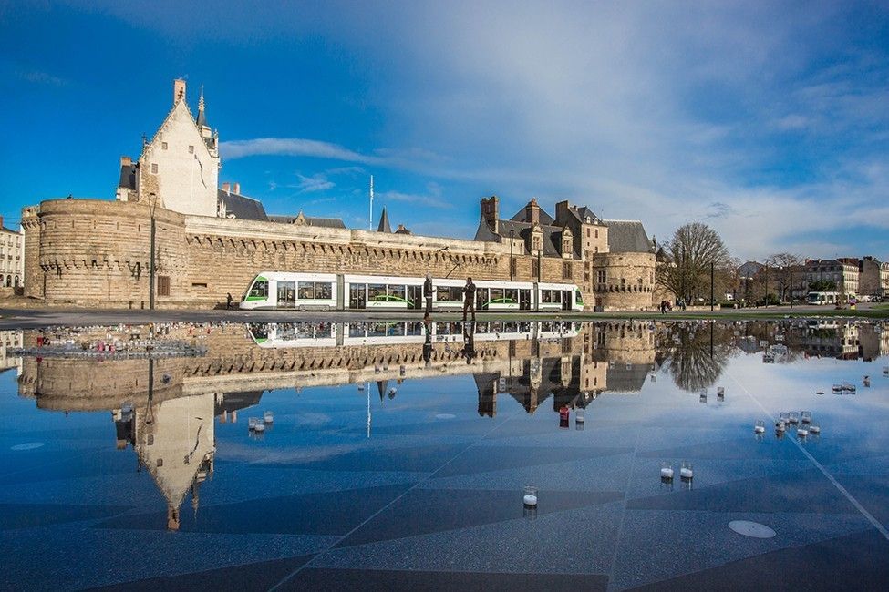Nantes Château des ducs de Bretagne et son miroir d'eau