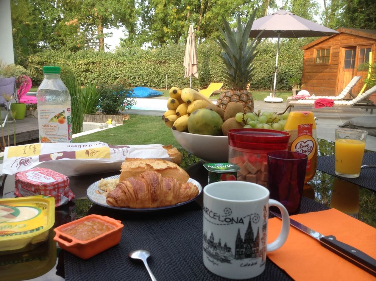 Petit déjeuner en terrasse / breakfast on the terrace