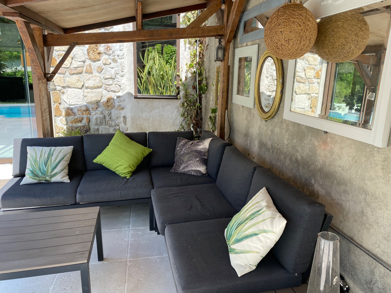 Coin salon extérieur sur la terrasse de la piscine Coin salon extérieur sur la terrasse de la piscine