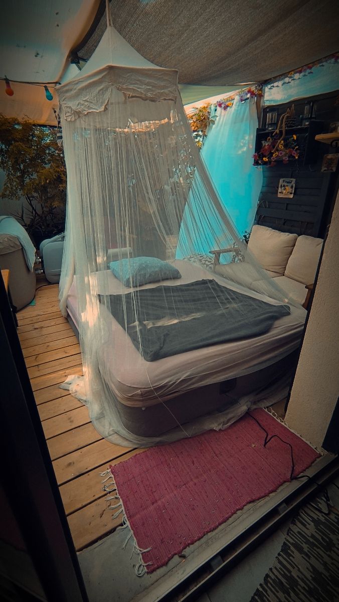 Lit d'appoint avec moustiquaire (uniquement si chambres compl�tes)