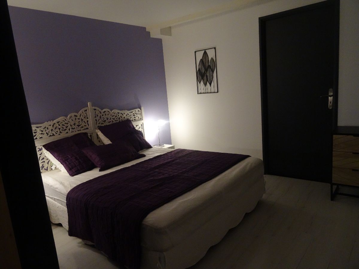 La chambre avec un lit queen size (160 x 200 cm)