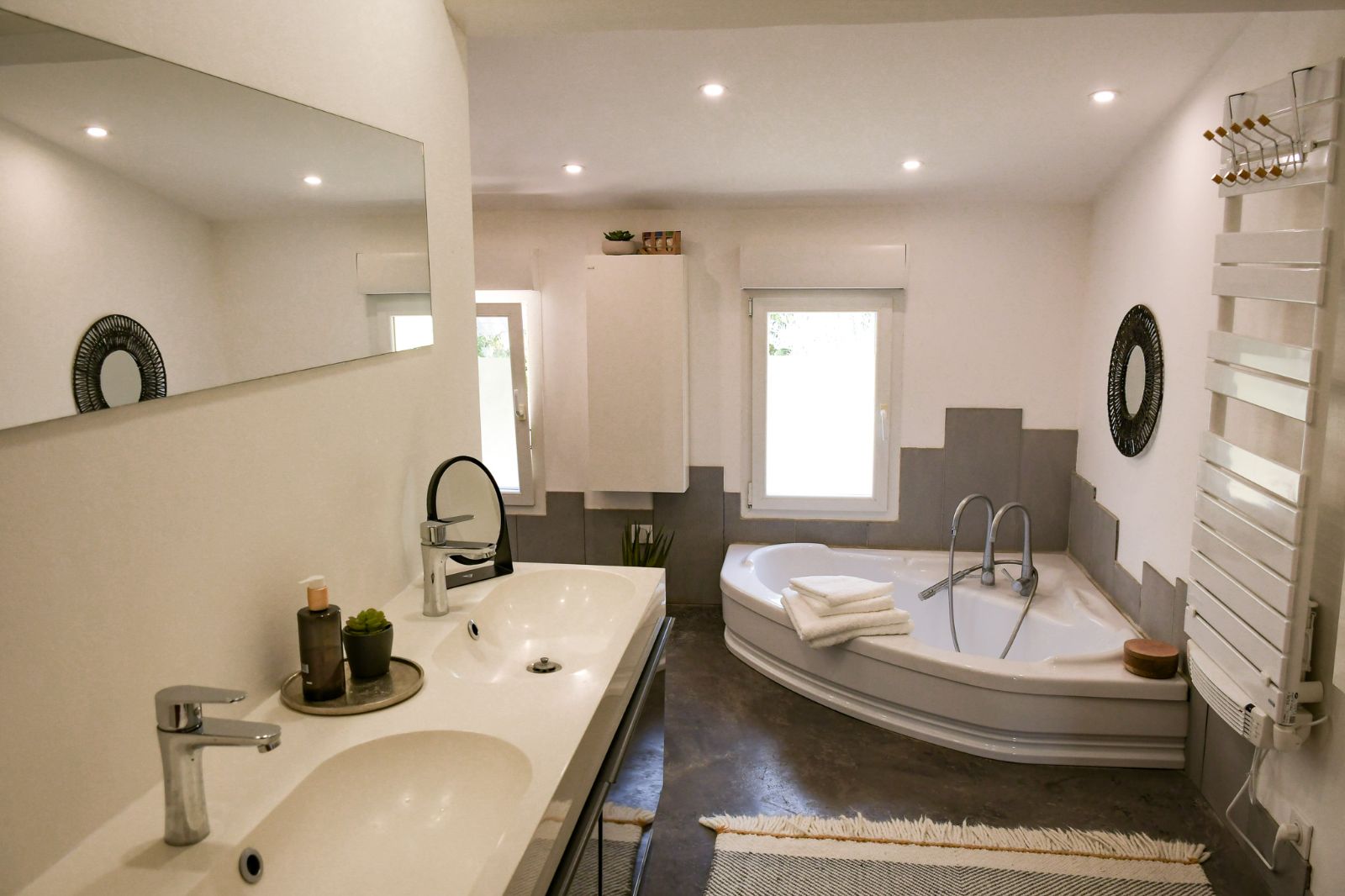 Grande salle de bain partag�e - Masa� et Safari (baignoire et douche italienne)