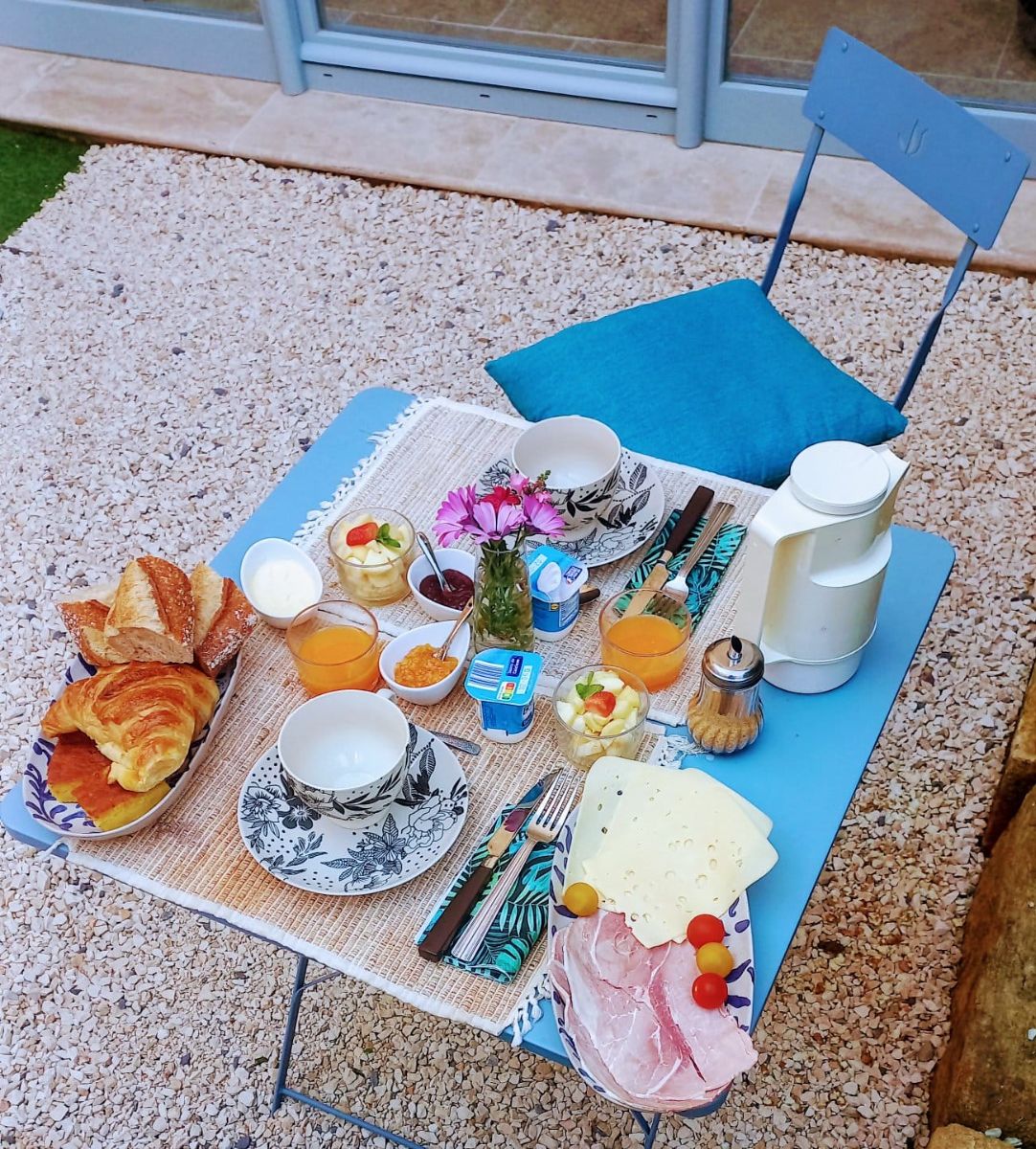 Petit déjeuner terrasse privative Petit déjeuner terrasse privative