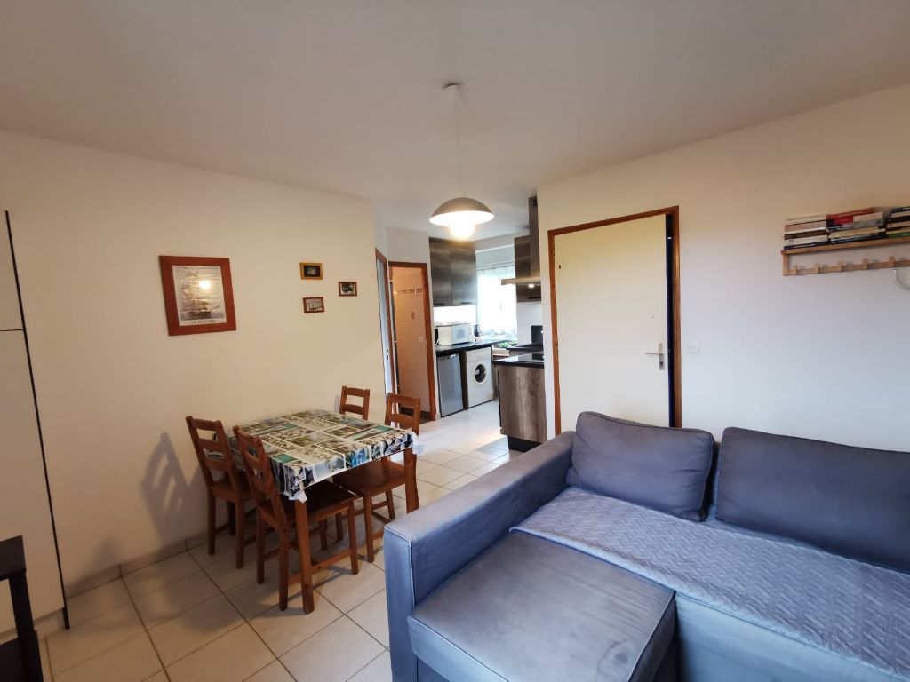 Coin Salon et au fond de la pice , coin cuisine quip T2