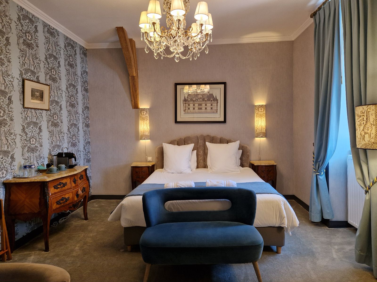 La chambre des girafes, au second étage , d'une superficie de 25m2. dispose d'un lit tapissier de 180 x 200 avec une jolie vue sur les toits de Bléré La chambre des girafes, au second étage , d'une superficie de 25m2. dispose d'un lit tapissier de 180 x 200 avec une jolie vue sur les toits de Bléré