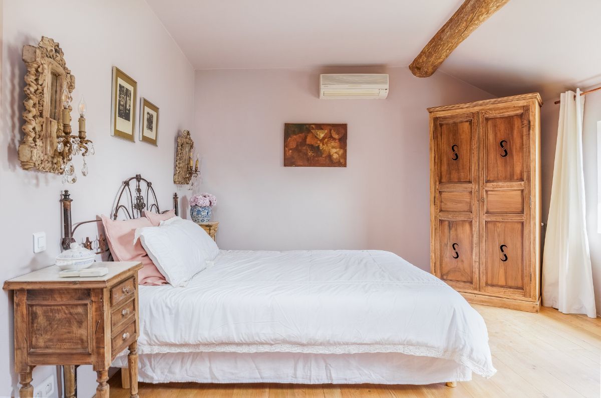 La chambre « Eglantine » aux couleurs chaudes de la Provence, spacieuse, sensuelle,  elle est merveilleuse