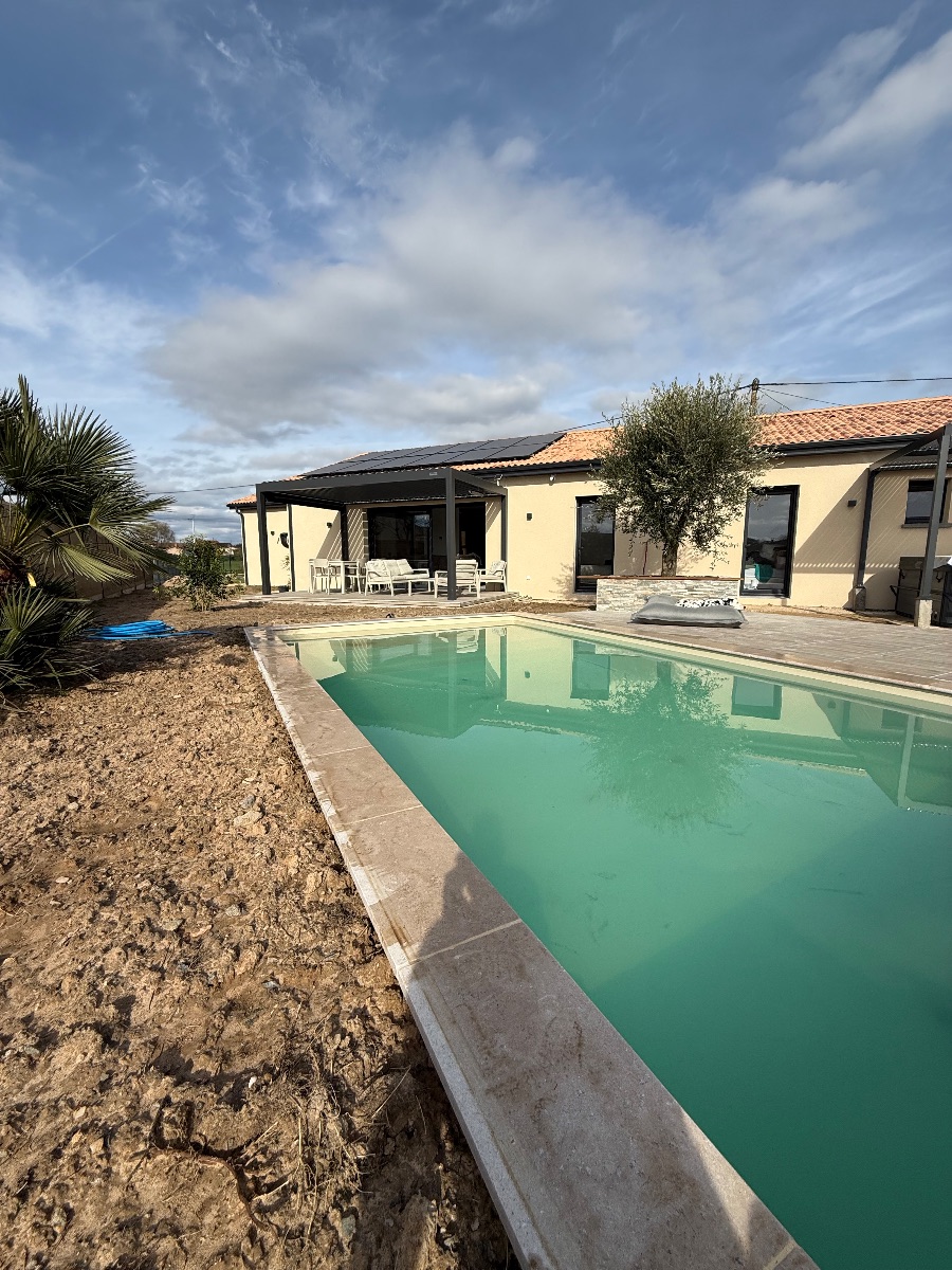 Extérieur piscine et engazonnement en cours de travaux Extérieur piscine et engazonnement en cours de travaux