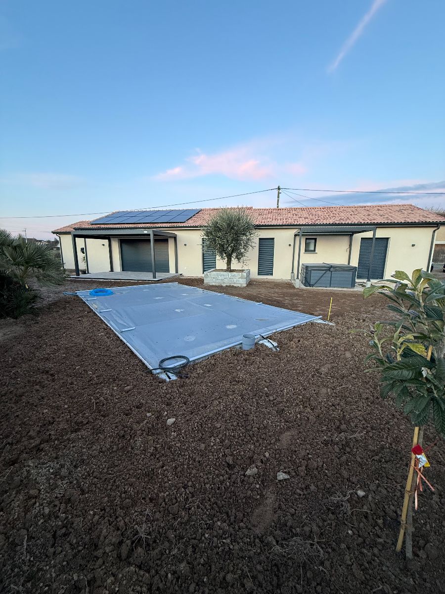 Extérieur piscine et engazonnement en cours de travaux Extérieur piscine et engazonnement en cours de travaux